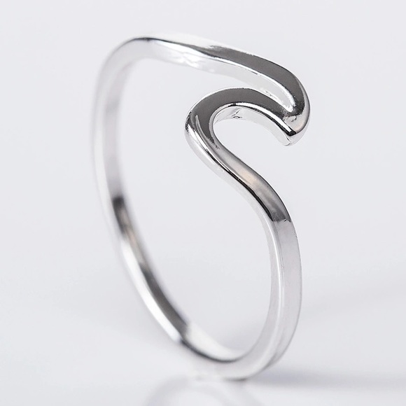 ❗️LAST ONE❗️Dainty Silver Wave Ring [P] - Picture 4 of 5